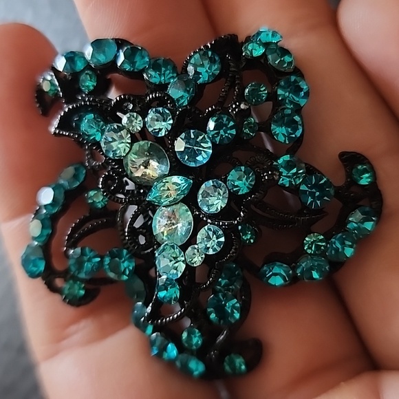 Brooch - Picture 1 of 9